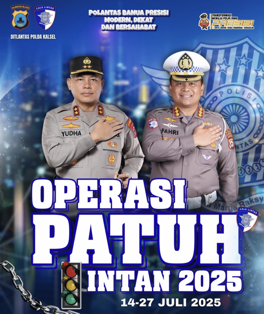 Petugas kepolisian Polda Kalsel melakukan razia helm dan penggunaan ponsel saat berkendara