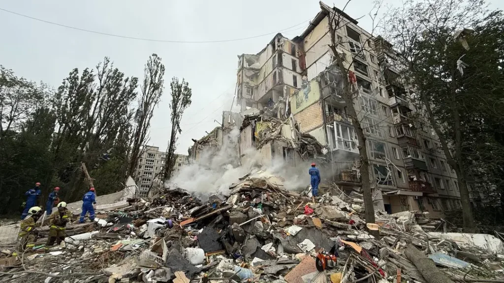 Tim penyelamat menyisir reruntuhan apartemen yang hancur akibat serangan rudal Rusia di Kyiv