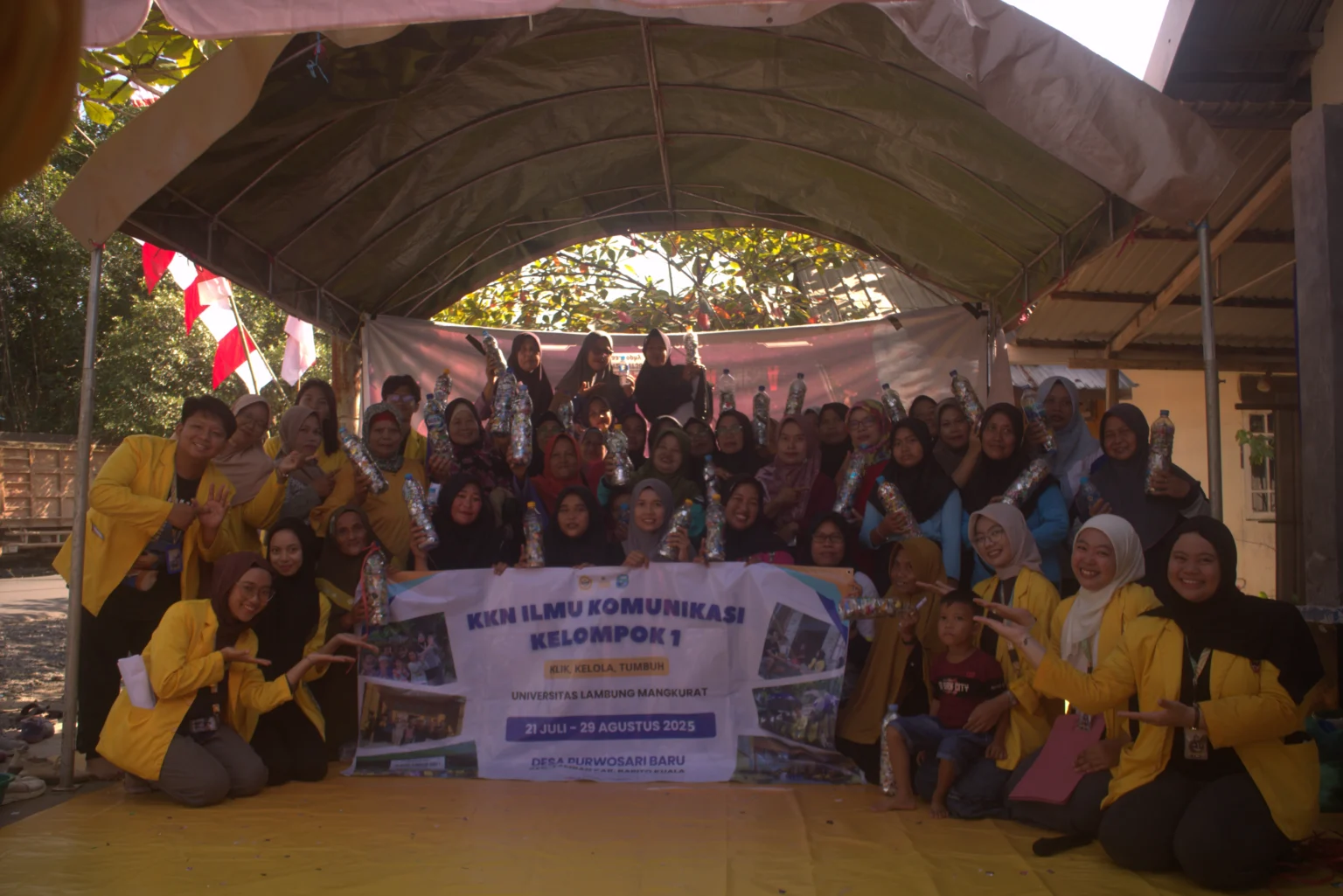 pelatihan ecobrick desa purwosari baru oleh mahasiswa kkn ilmu komunikasi fisip ulm bjm