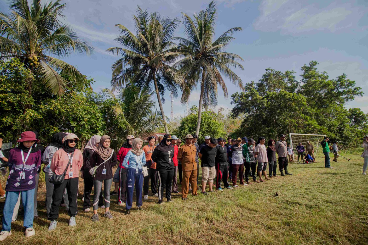 Mahasiswa KKN dan warga Kecamatan Tamban bergotong royong membersihkan Lapangan Purwosari Satu menyambut HUT RI ke-80