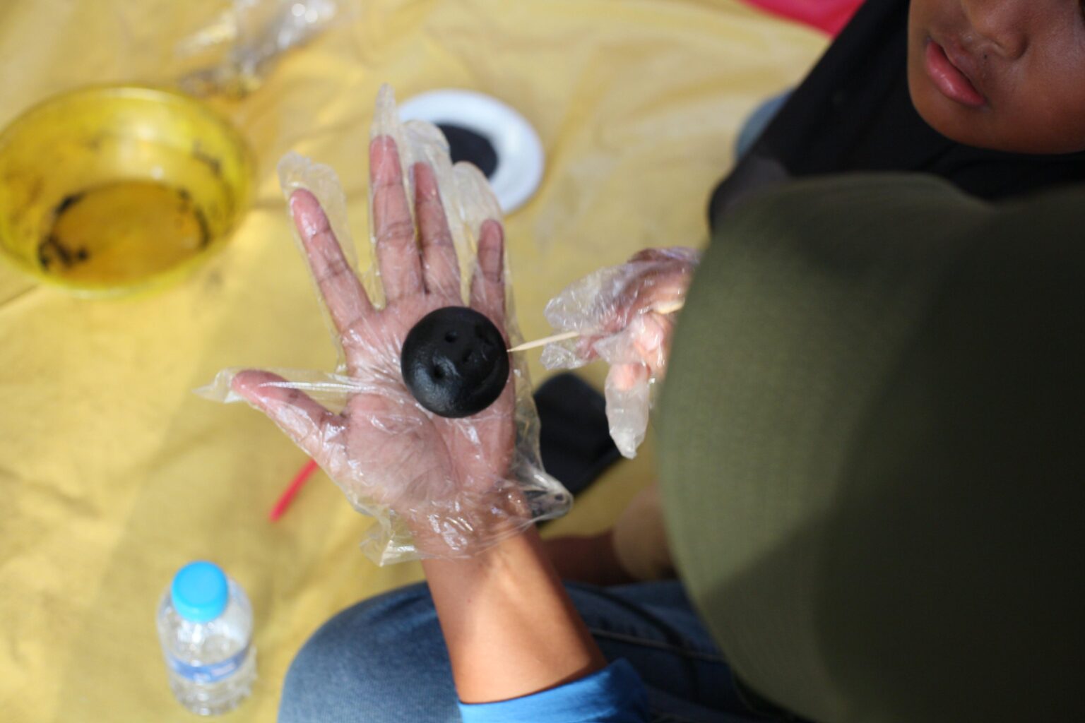 Hasil arang briket sekam padi buatan mahasiswa KKN ULM siap digunakan sebagai energi alternatif di desa