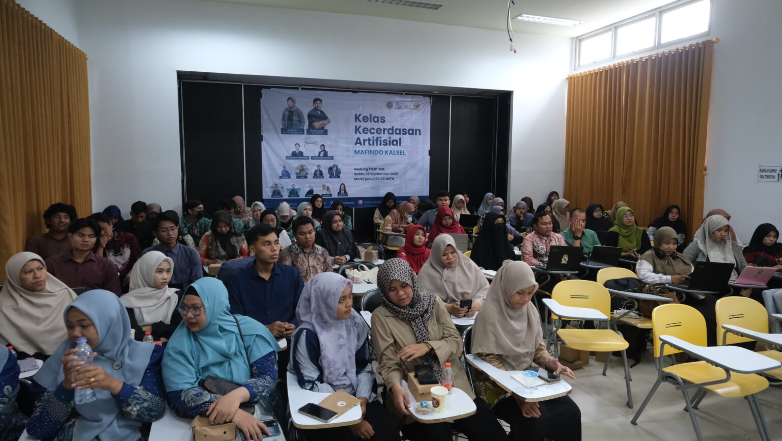Guru-guru di Banjarmasin mengikuti pelatihan AI Goes To School bersama MAFINDO Kalsel di Gedung FISIP ULM