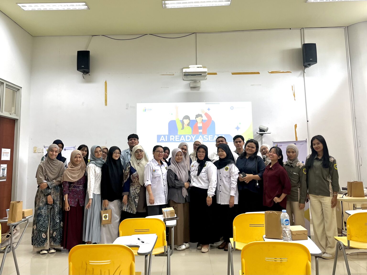 MAFINDO Kalsel Gelar Pelatihan AI Ready ASEAN untuk Guru di Banjarmasin foto bersama mafindo dan guru