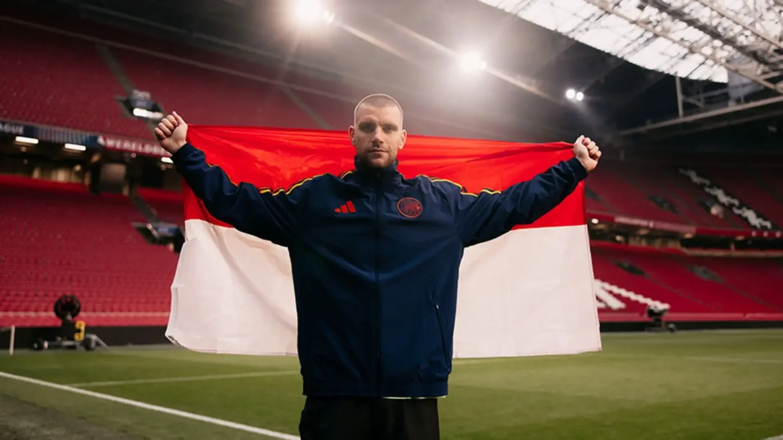 Maarten Paes membentangkan bendera Indonesia saat diperkenalkan sebagai pemain baru Ajax Amsterdam.