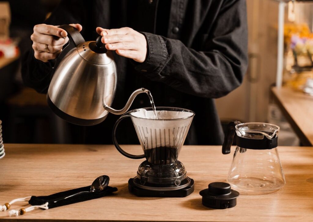 Barista sedang menyeduh kopi experimental process menggunakan metode V60.